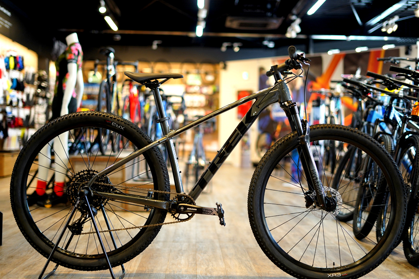 alpha gold aluminum trek