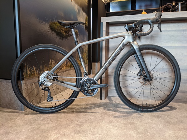 最新のグラベルバイク、2022年 TREK Check Point SL5（トレック チェックポイント エスエル5）即日お渡し可能です。サイ…