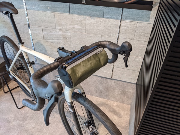 財布・スマホ・自転車用ロックを収納できる「オーストリッチ POTARI フロントバッグライトＸ 」が入荷いたしました。