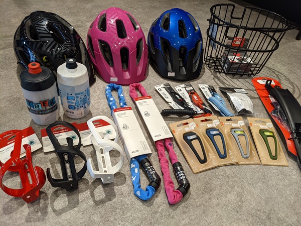 【一条サイクルセンター】キッズバイクにおすすめなアクセサリーを多数展示・販売。