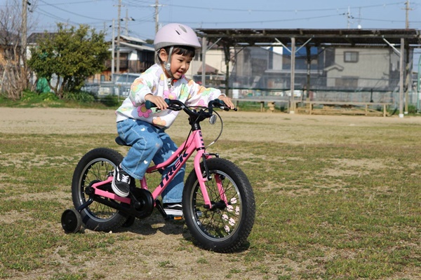 【キッズバイク】体に合わせて乗りやすく調整。安心・安全第一